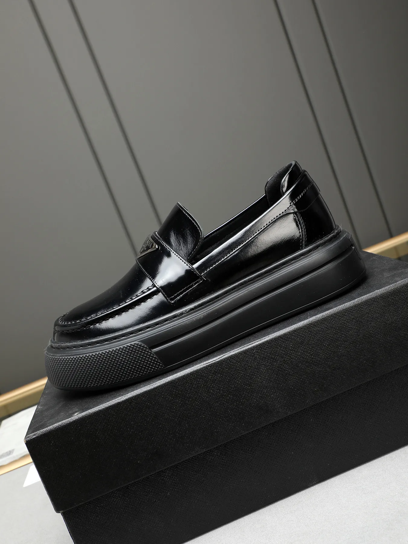 Men's Men's Shoes 💰500 Prada/Prada Men's new casual shoes, this upper is made of imported calfskin + sheep lining! The outsole is made of non-slip foam outsole, which feels good on your feet and is a fashionable and stylish item!  Size: 38-44 (45 customized)